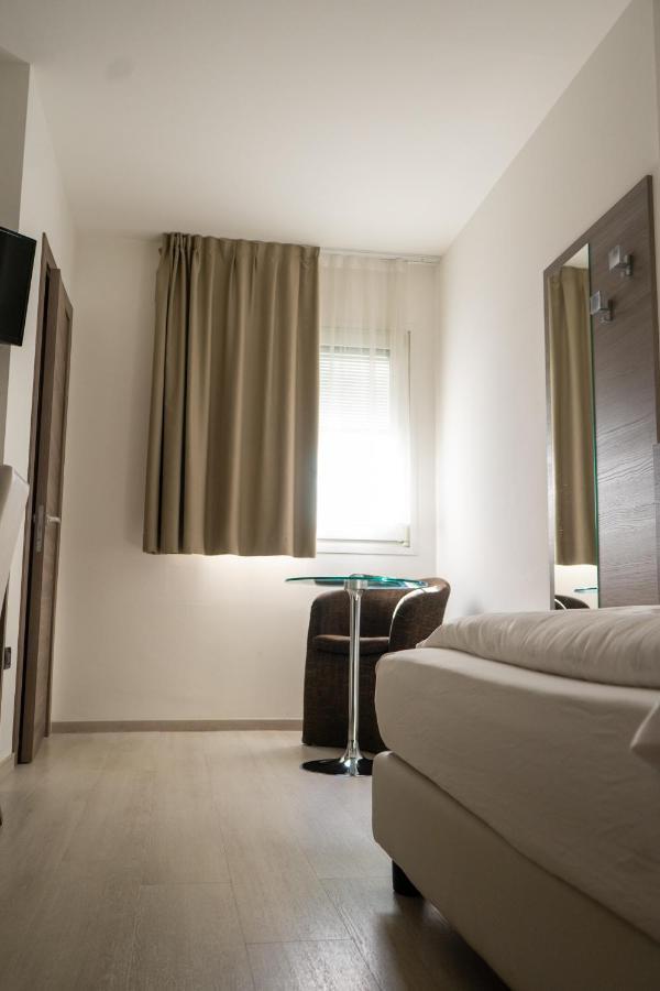 Hotel Garni Villa Fontana เตรนโต ภายนอก รูปภาพ
