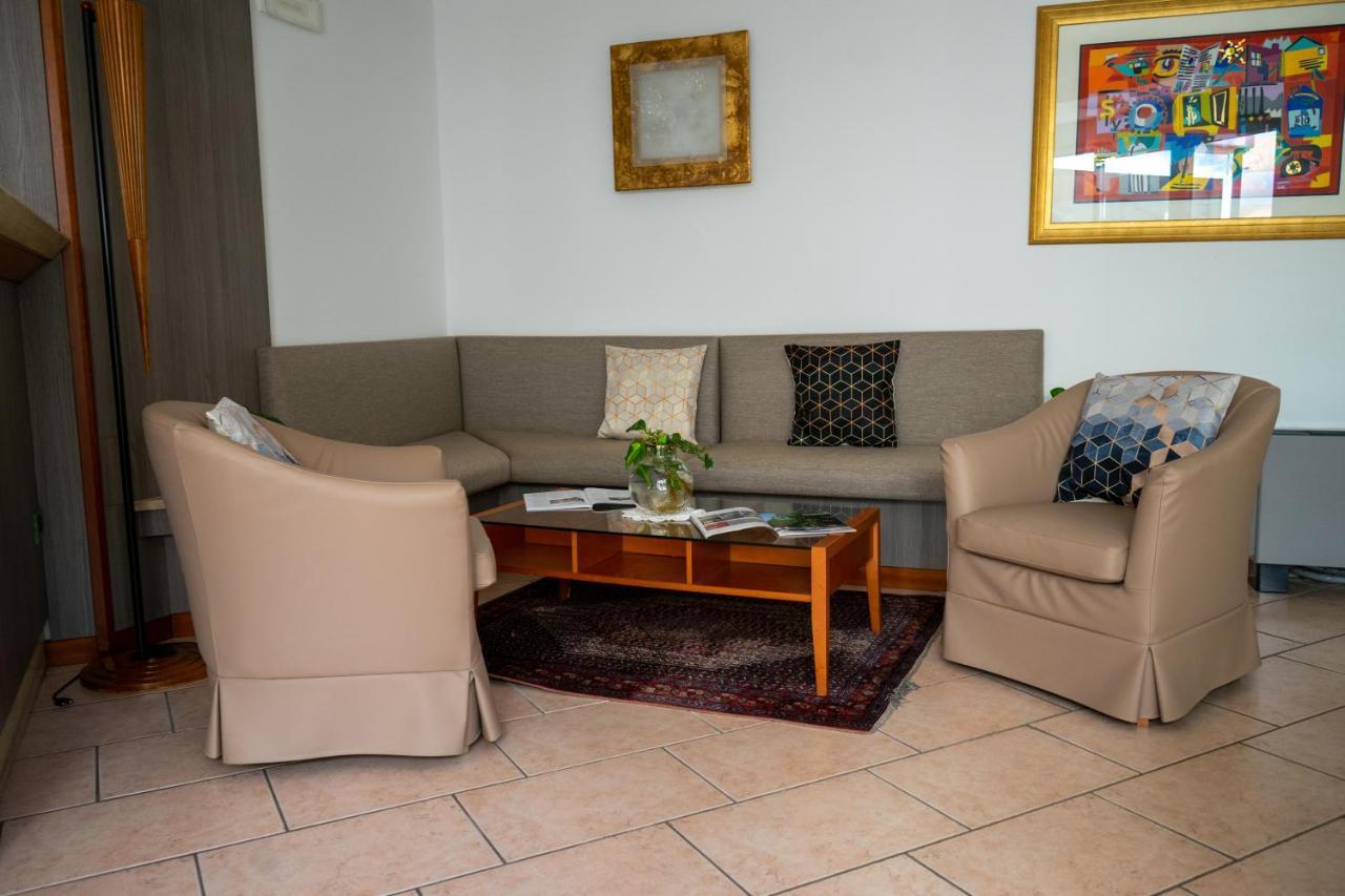 Hotel Garni Villa Fontana เตรนโต ภายนอก รูปภาพ